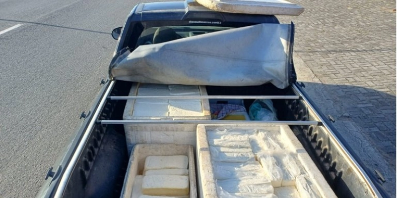 PRF na Paraíba retira 250 kg de queijo sem nota e em más condições de circulação e detém homem por tráfico de drogas