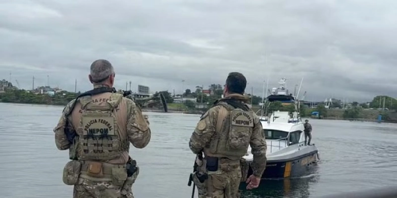 PF prende foragido da Paraíba ligado ao Comando Vermelho em navio no Porto de Niterói