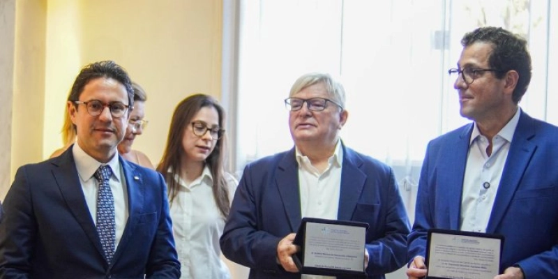 Ministro Herman Benjamin visita Hospital Regional de Catolé do Rocha e recebe homenagem simbólica ao pai, médico Antônio Benjamin Filho