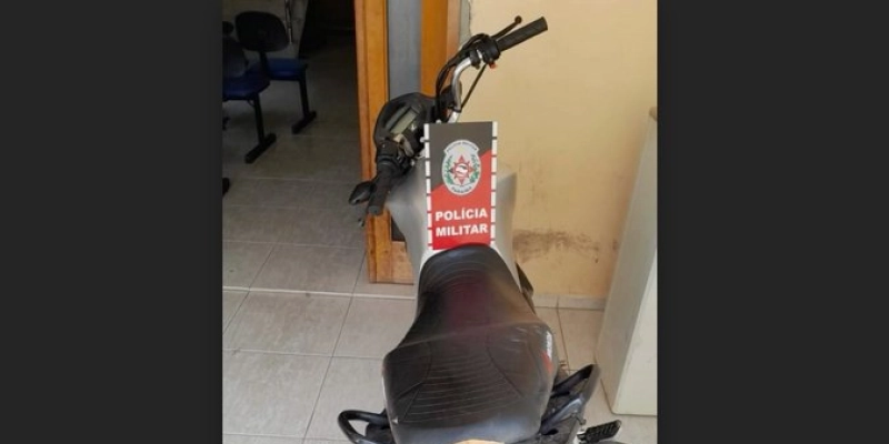 Operação detém comparsa em residência com maconha e veículo roubado
