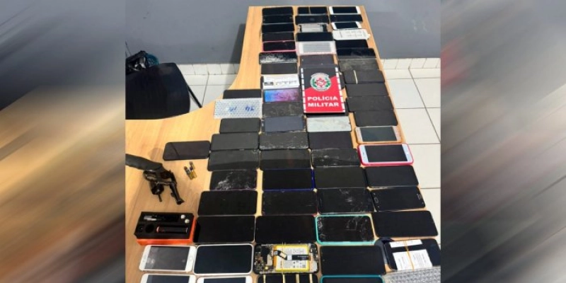 Polícia Militar recupera mais de 60 aparelhos celulares e apreende arma de fogo com suspeito
