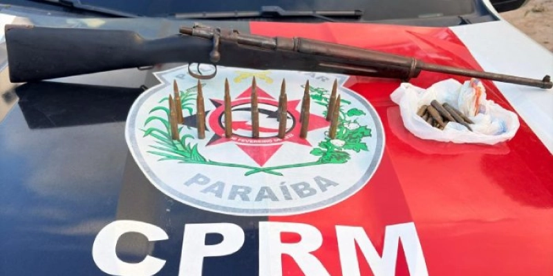 Fuzil usado por criminosos é apreendido pela Polícia Militar, na PB