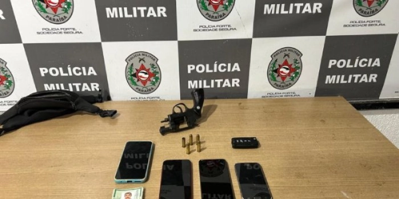 Dupla que já responde por roubo é presa com arma e carro com placas do Piauí