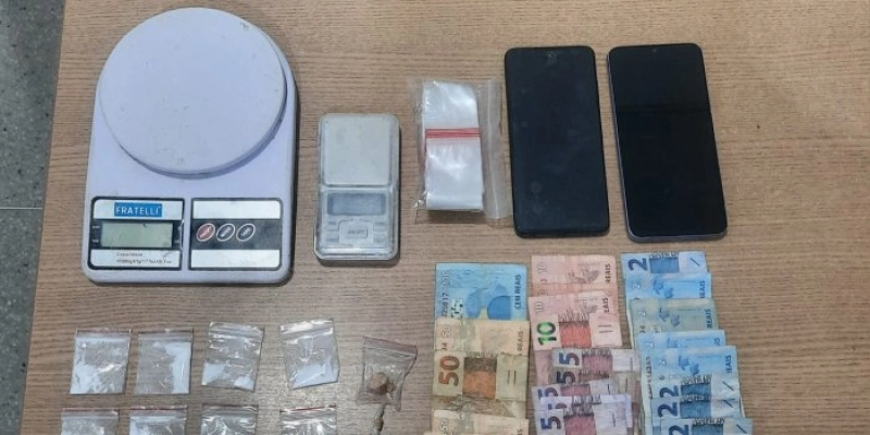 Três suspeitos são presos com drogas em uma conveniência na cidade de Campina Grande