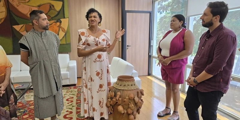 Peça de cerâmica bordada produzida por artesãs de Cajazeiras ganha espaço de destaque no Ministério da Cultura