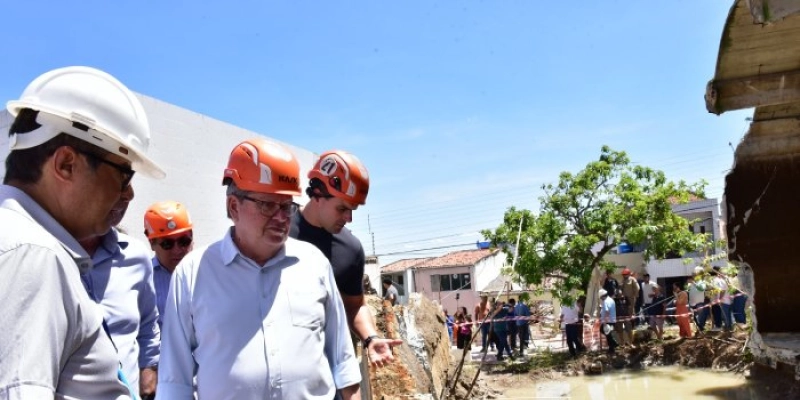 Governador determina investigação da causa de rompimento de reservatório em CG e garante reparação de prejuízos a moradores