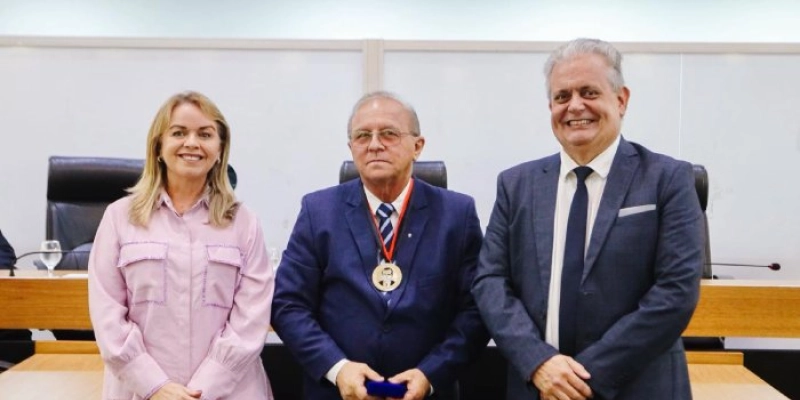 ALPB concede medalha de Mérito Jurídico ao juiz Salvador de Oliveira Vasconcelos