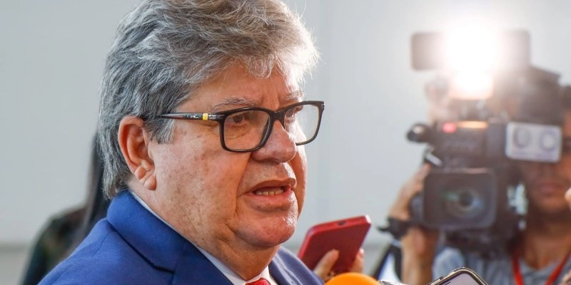Justiça Eleitoral da Paraíba arquiva ação contra João Azevêdo por suposto abuso de poder nas eleições de 2022