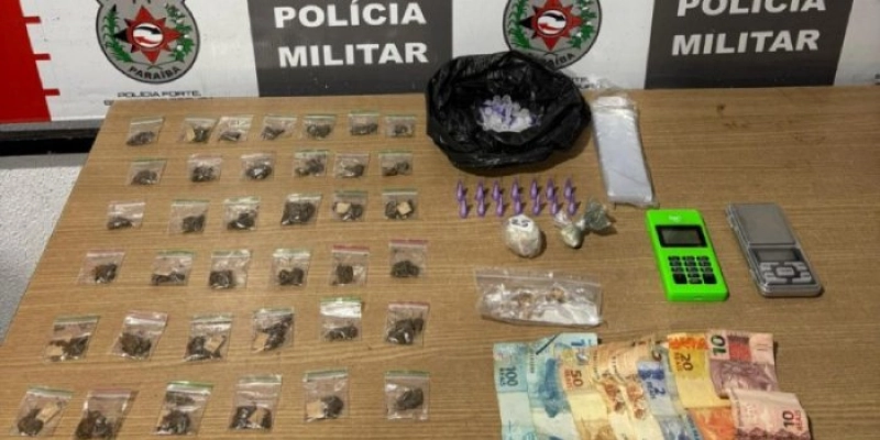 Polícia Militar apreende drogas que suspeito tentou arremessar em telhado de casa