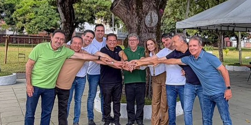 Adriano Galdino desiste de disputar o governo e oficializa apoio a Lucas Ribeiro em gesto de unidade da base aliada