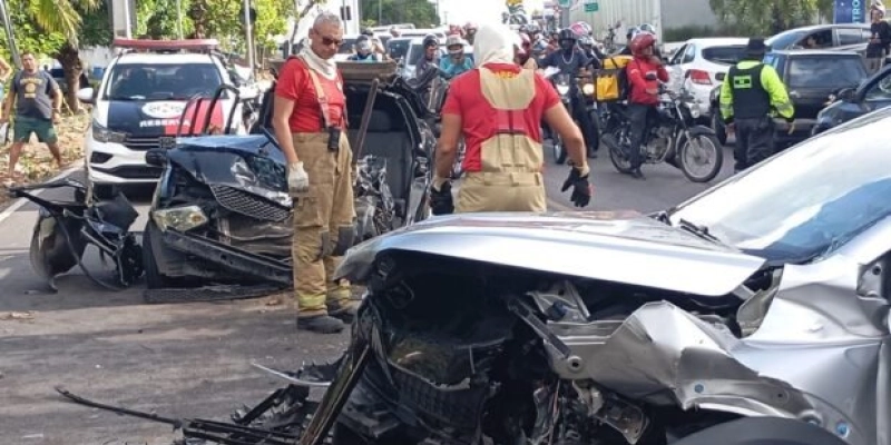 Colisão entre veículos deixa bebê morto e seis feridos