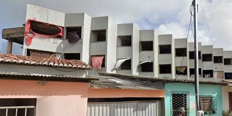 MPF pede demolição das ruínas de hotel inacabado que ameaçam 200 famílias em João Pessoa