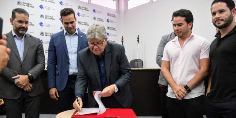 João Azevêdo assina contratos do Polo Têxtil de Mangabeira e anuncia redução de ICMS para o setor em João Pessoa
