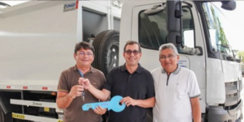 Gervásio Maia entrega caminhão de coleta de lixo ao município de Jericó