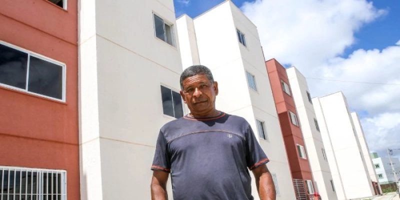 Prefeitura entrega título de posse de apartamentos do Residencial Quilombola e moradores celebram realização do sonho da casa própria