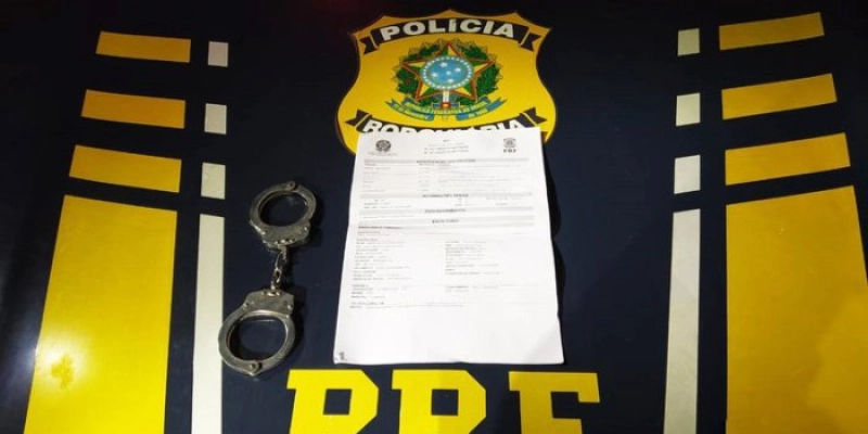 PRF prende condutor de micro-ônibus com mandado de prisão em aberto na BR-230
