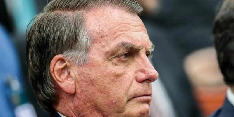 Defesa pede prisão domiciliar humanitária para Bolsonaro por “risco à vida”
