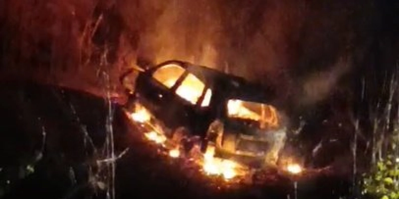 Veículo envolvido no acidente que ceifou a vida de dois jovens em Sousa é incendiado