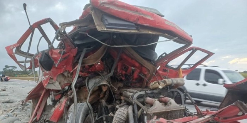 Motorista fica preso às ferragens após colisão na BR-230