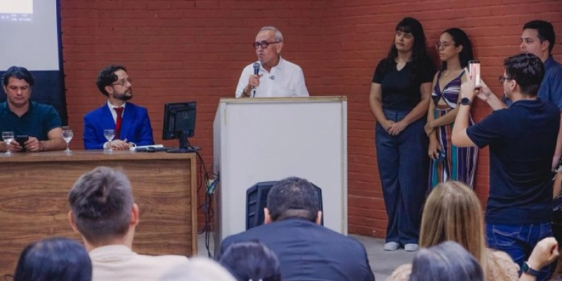Cícero Lucena entrega certificado para alunos e destaca oportunidade de trabalho com gastronomia e costura