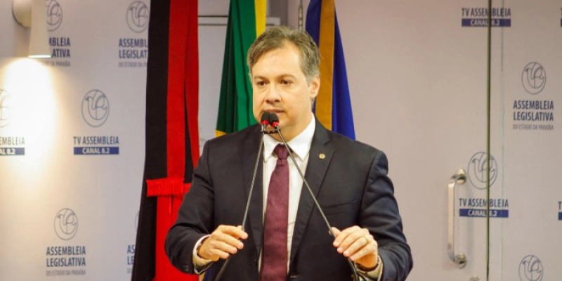 Júnior Araújo cobra providências após liberação excessiva de água reduzir drasticamente o nível do Açude Engenheiro Ávidos