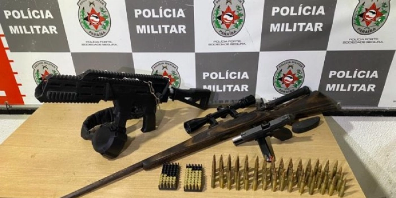 Polícia Militar apreende fuzil, submetralhadora, pistola e drogas durante ação