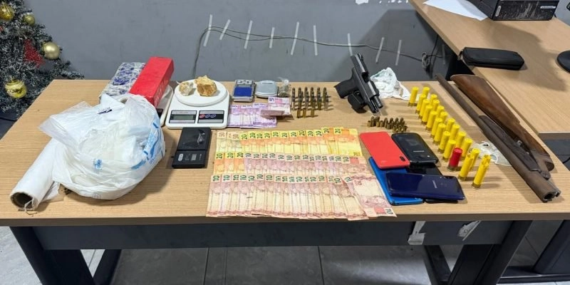 PM apreende armas e drogas ao salvar cachorro de maus-tratos 