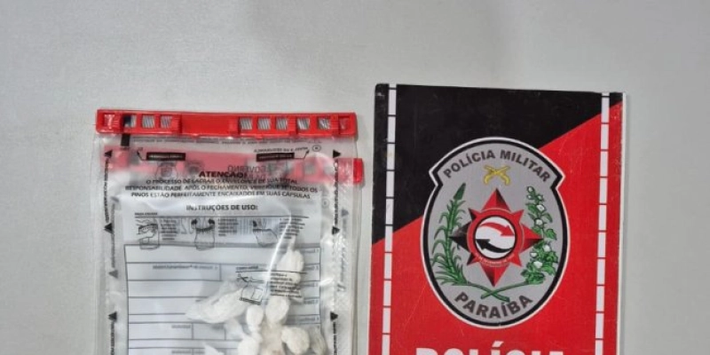Polícia militar apreende drogas e conduz duas mulheres à delegacia, em Catolé do Rocha 