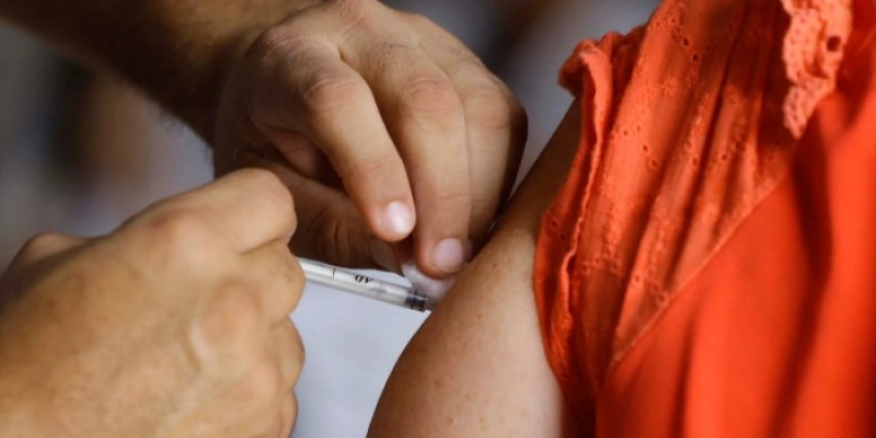 Prefeitura reforça a importância da vacinação durante o Dezembro Vermelho e amplia ações de prevenção contra as ISTs