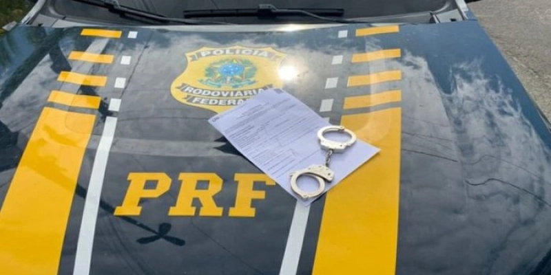 PRF prende foragidos da Justiça, tira de circulação veículos adulterados e flagra crimes de falsidade ideológica e embriaguez ao volante