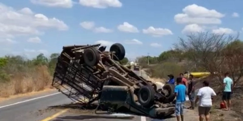 Caminhonete capota após ser fechada por carreta na BR-230, próximo a Marizópolis