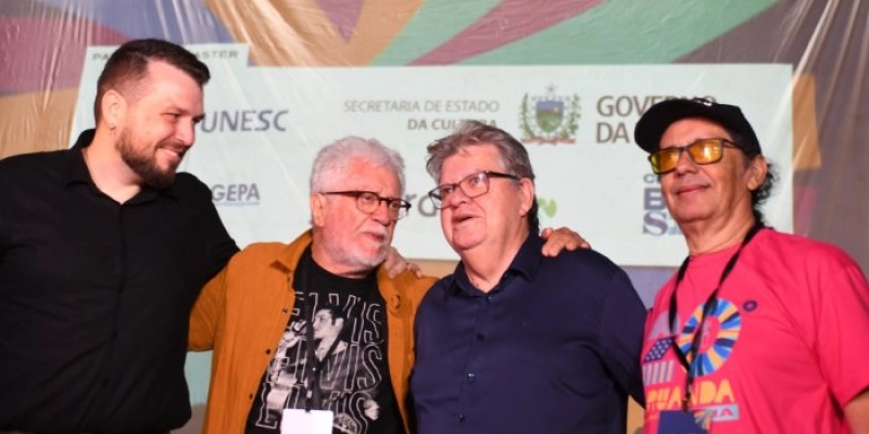 João Azevêdo prestigia primeira noite do Fest Aruanda Praia e destaca importância do evento