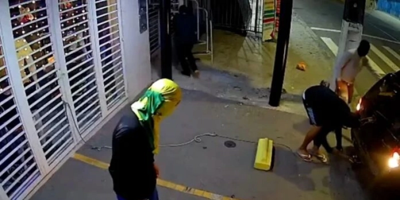 Polícia Militar frustra arrombamento e prende suspeito em loja de roupas
