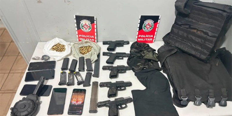 Polícia Militar recupera veículo roubado e prende cinco homens armados