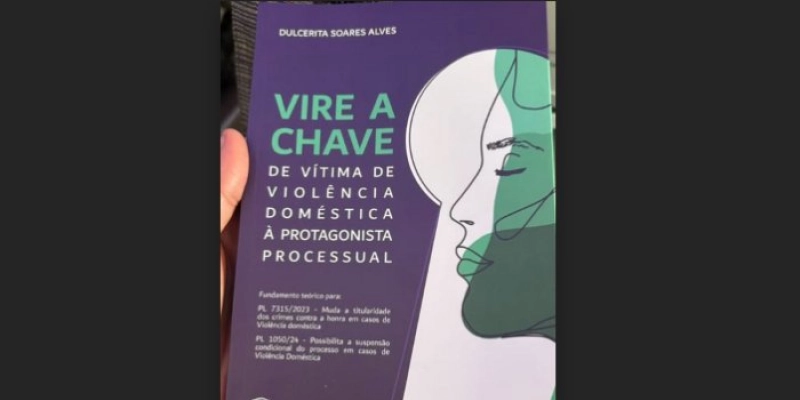 Gervásio Maia recebe livro que inspirou projeto de lei contra violência doméstica