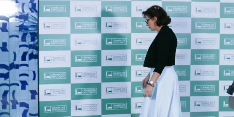 Câmara rejeita cassação da deputada Carla Zambelli