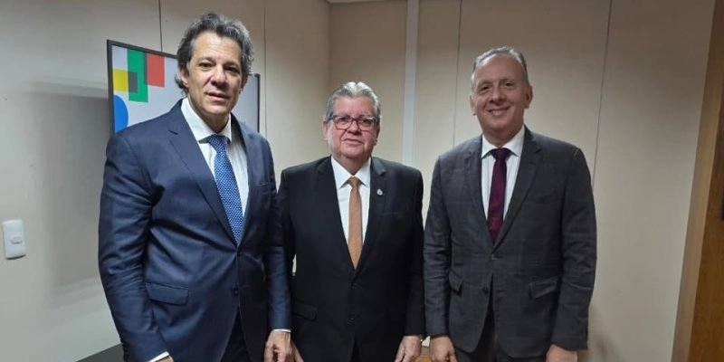 João Azevêdo busca recursos nas áreas de agricultura familiar, habitação e saneamento com ministro Fernando Haddad 