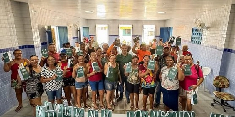 Jutay Meneses acompanha entrega de óculos a pescadores artesanais em Pitimbu
