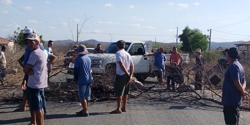 Protesto por falta d’água interdita a PB-383 entre Lastro e Sousa; Video 