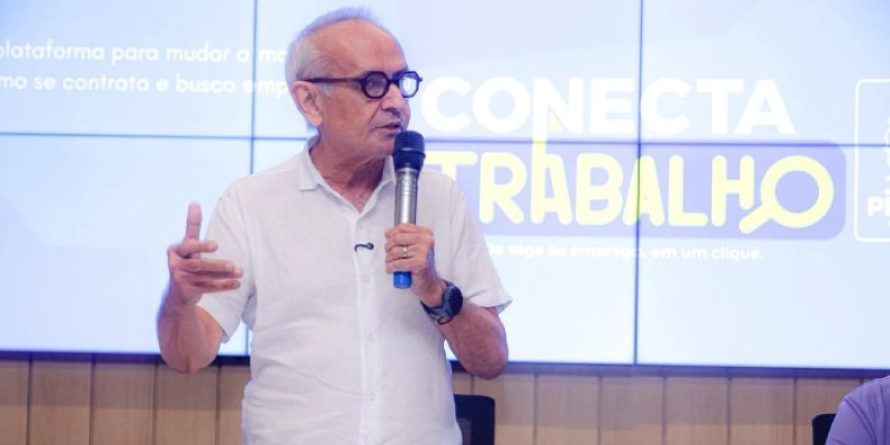 Cícero Lucena celebra mais de R$ 20 milhões investidos do ‘Eu Posso', entrega certificados e lança plataforma para gerenciar vagas de emprego