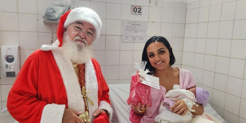 Papai Noel visita Hospital Edson Ramalho e leva alegria do Natal às mães na maternidade 
