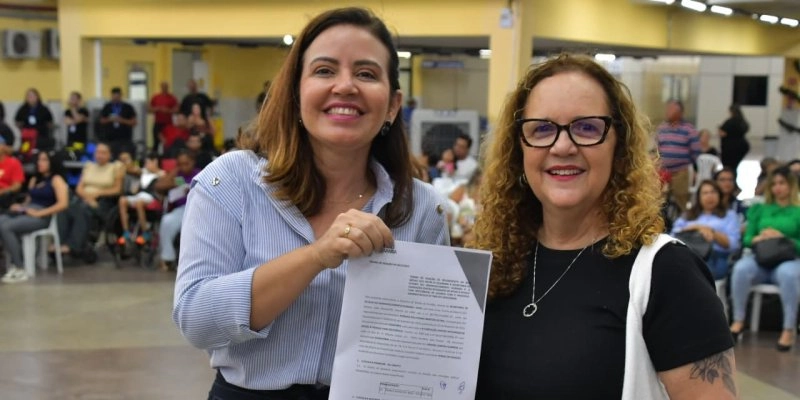 Sedh e Funad assinam Termo de Doação de ônibus adaptado para ajudar no transporte de pessoas com deficiência 