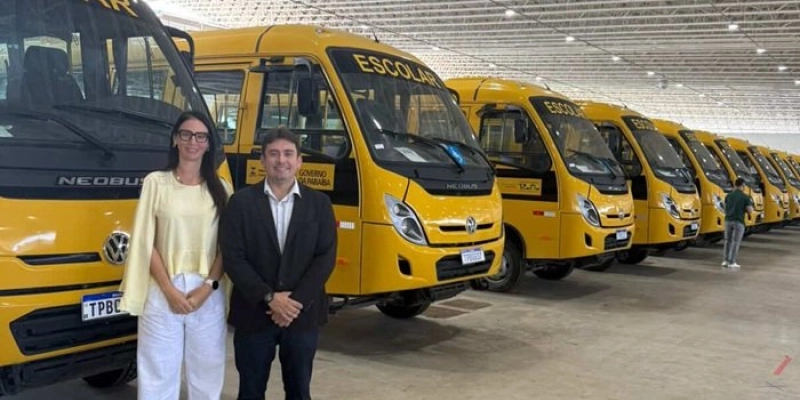 Prefeito Helder Carvalho recebe novos ônibus escolares e cumpre agenda com o governador João Azevêdo