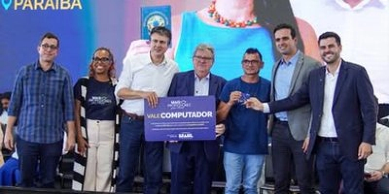 Gervásio Maia participa de entrega de ônibus escolares ao lado de ministro e governador