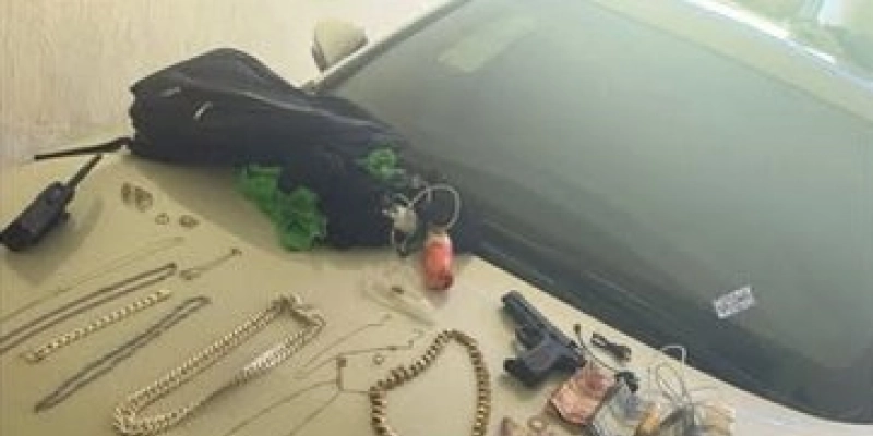 Homem com mandado de prisão em aberto é capturado com dinheiro, joias e carro em Sousa