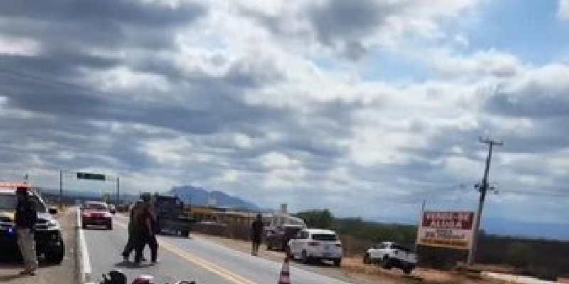 Colisão entre motocicleta e ônibus escolar deixa dois feridos na BR-230, no Sertão