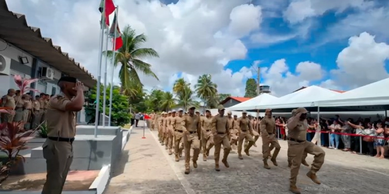 Alunos soldados recebem a primeira farda da PM e comandante-geral destaca avanços na tropa