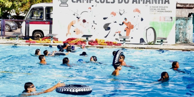 Fundação Campeões do Amanhã encerra ano com festival aquático para 300 alunos