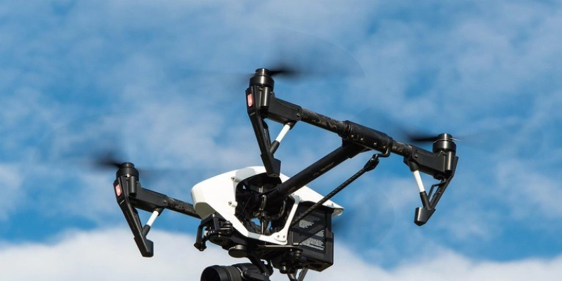 Pilotos de drones devem fazer cadastro até quarta-feira (24) para voos em eventos na orla de João Pessoa