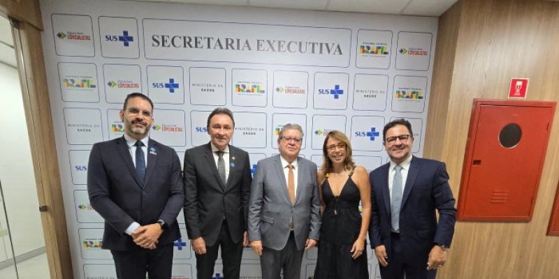 João Azevêdo trata de investimentos em programas de cirurgias eletivas no Ministério da Saúde